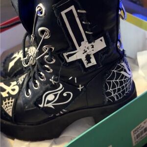 Women's Black Graphic Heeled Boots